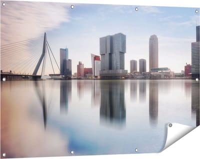 Gards Tuinposter Rotterdamse Skyline met de Erasmusbrug - 120x80 cm - Tuindoek - Tuindecoratie - Wanddecoratie buiten - Tuinschilderij