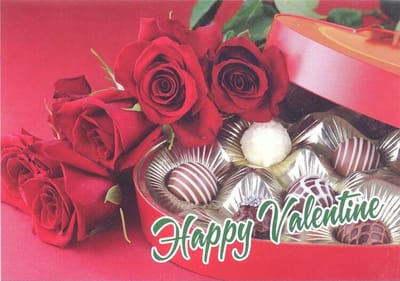 Wenskaart Valentine - Een prachtige kaart waarop een doos bonbons te zien is en niet te vergeten de rode rozen!