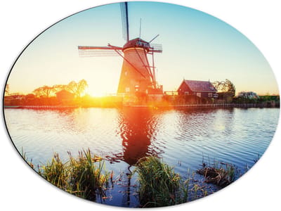 WallClassics - Dibond Ovaal - Zonlicht langs Hollandse Molen aan het Water - 68x51 cm Foto op Ovaal (Met Ophangsysteem)