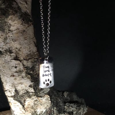 Goededoelen.Shop | Ketting Live Love Adopt | Statement Ketting | Dierenliefde | Live Love Adopt | Dierenwelzijn | Cadeau | Wellness-House