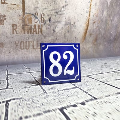 Emaille huisnummer blauw/wit nr. 82