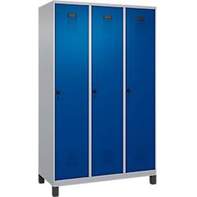 C+P Evolo Plus garderobekast, 3 vakken, 400 mm vakbreedte, met poten, rechts scharnierend, soft-close, inbraakwerend, B 1200 x D 500 x H 1950 mm, veiligheidsslot met draaigrendel, blank aluminium RAL 9006/genziana blauw RAL 5010
