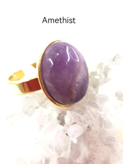 Ring - Amethist - ovaal - Goudkleurig - RVS - maat 19 - Edelsteen ringen zijn niet alleen prachtige sieraden, maar ook dragers van diepe betekenis en symboliek.