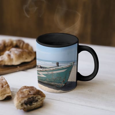 Magische Mok - Foto op Warmte Mokken - Koffiemok - Boot - Zandstrand - Zee - Magic Mok - Beker - 350 ML - Theemok