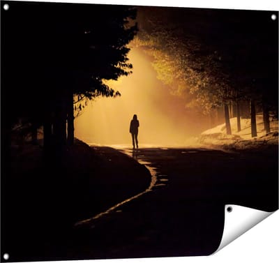 Gards Tuinposter Persoon op een Donkere Weg in het Bos - 100x80 cm - Tuindoek - Tuindecoratie - Wanddecoratie buiten - Tuinschilderij