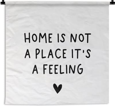 Wandkleed - Engelse quote Home is not a place it's a feeling met een hartje - 120x120 cm - Wandtapijt
