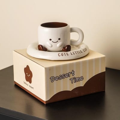 Le nouvel ensemble tasse à café et soucoupe en céramique simple et de dessin animé dans une boîte cadeau est un cadeau parfait pour boire à la maison et pour les tasses à lait. 250ML beige
