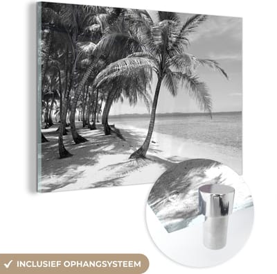 MuchoWow® Glasschilderij 90x60 cm - Schilderij acrylglas - Wit zand en helder water bij de San Blas-eilanden in Panama - zwart wit - Foto op glas - Schilderijen