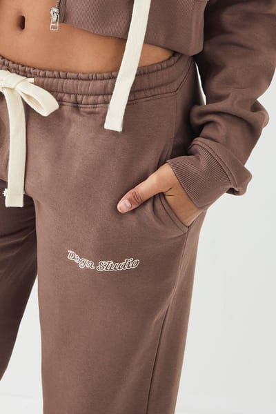Dames DSGN Studio Contrast Trekkoord Mid Rise Rechte Pijp Jogger | Mocha | Maat: XS