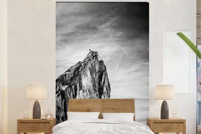 Behang - Fotobehang Berg - Natuur - Klimmen - Zwart wit - Breedte 200 cm x hoogte 300 cm