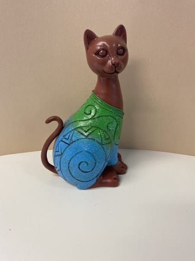 Decoratieve kat/poes met glitters - bruin+meerkleurig - hoogte 21 cm x 13 x 9 cm - polyresin - Woonaccessoires