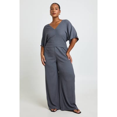boohoo Dames Plus Getextureerde V-hals Top Met Getailleerde Taille & Wijde Pijpen Broek Co-ord Set | Houtskool | Maat: 54