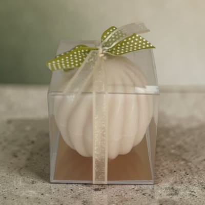 Design Bolkaars met Swirl – Handgemaakte Kaars van Zonnebloemwas – Ø 7 cm – Inclusief Mooie Geschenkdoos