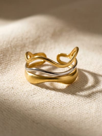 Lundholm Lorijn Ring Dames Goud en Zilver kleurig – Premium Stainless Steel 2.5 Micron PVD Gold Plated – Tweekleurige Waves Ring Minimalistische Ring Asymmetrisch – Verstelbaar One Size – Scandinavisch Design