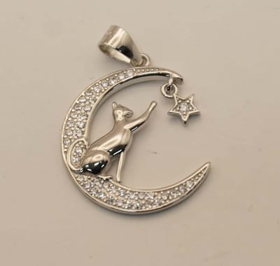 Zilveren hanger kat op de maan die met ster speelt - Sterling zilveren hangertje van een maan met diamantensimulanten en kat op maan - leuke dames halshangertje - katten liefhebbers hangertje voor ketting - kettinghanger van een poes op de maan