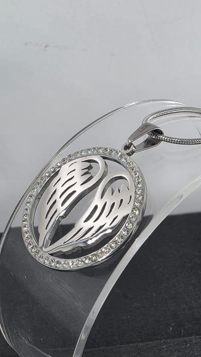 Hanger - Ø 3.5 cm - Rond - bescherming - engel - vleugel met ketting L 45 cm - RVS - Prachtig design hanger met een opengewerkt patroon bescherming engel vleugel, omringd door een rand van zirkonia-stenen.