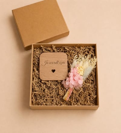 Cadeaudoosje zwangerschapsaankondiging – ‘Je wordt Opa ’ | Houten onderzetter met gegraveerde tekst, mini bloemenboeketje