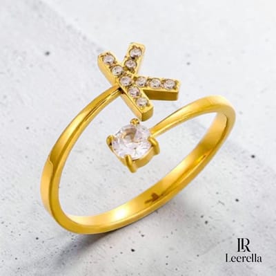 Leerella | K | Verstelbare Goudkleurige Initialen Ring - RVS Letter Ring met Zirconia Steentjes - Persoonlijke Naamring Dames
