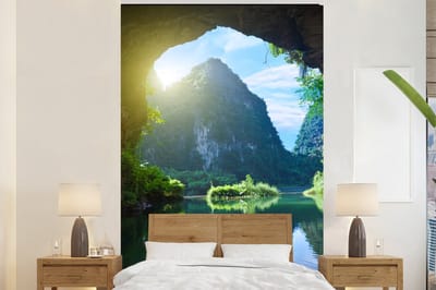 Behang - Fotobehang Water - Grot - Zon - Natuur - Planten - Breedte 170 cm x hoogte 260 cm