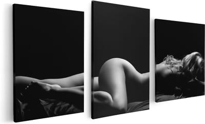 Artaza Canvas Schilderij Drieluik Vrouw Naakt in Bed - Erotiek - Zwart Wit - 120x60 cm - Wanddecoratie Woonkamer - Schilderijen - Muurdecoratie