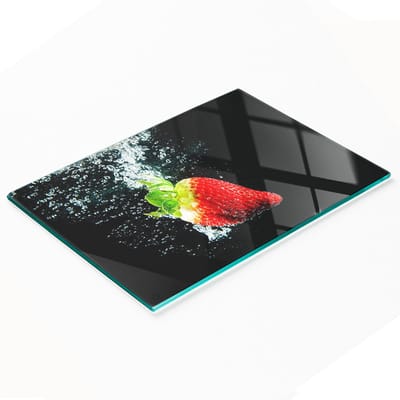 Decoratieve glazen keukensnijplank met aardbeien- en watermotief, 80x52 cm