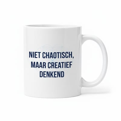 Grappige Tekst Koffiemok “Niet Chaotisch, Maar Creatief Denkend” – Creatieve Denker Bureaumok – Keramische Koffiebeker 330 ml