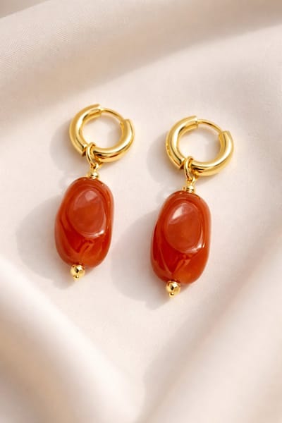 Lundholm luxe Oorbellen Dames met Kraal Steen Hanger - Rood - Premium Stainless Steel Jewellery Goud kleurig - Oorringen dames - in luxe Geschenkverpakking my Ylle Serie - Scandinavisch Design