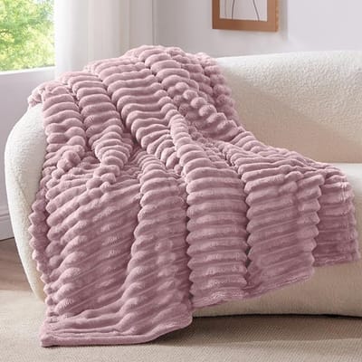 STAR&STER Knuffelige, Plaid zachte deken klein - zachte flanellen deken Berry Purple 125 x 150 cm voor de bank, decoratieve strepen koord fleece deken als banksprei voor de woonkamer, sprei voor breed gebruik