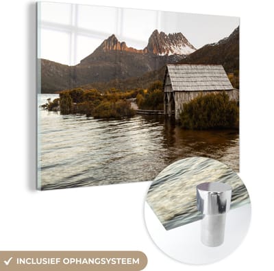 ® Glasschilderij 180x120 cm - Schilderij acrylglas - Bootschuur aan Dove Lake Cradle Mountain in Tasmanië - Foto op glas - Muurdecoratie woonkamer - Wanddecoratie slaapkamer - Schilderijen