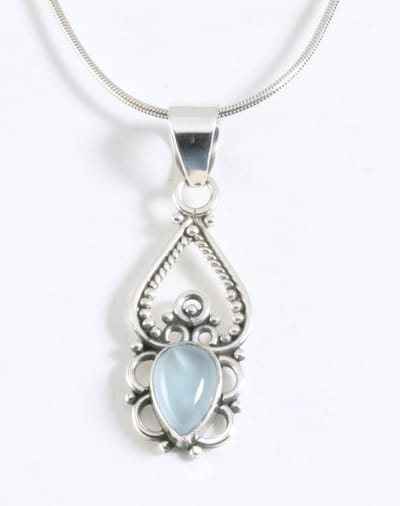 Fijne opengewerkte zilveren hanger met aqua chalcedoon aan ketting