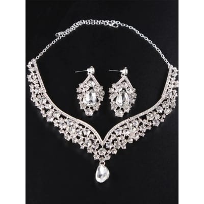 Ensemble de bijoux pour femmes 3 pièces, ensemble de boucles d'oreilles et collier en cristal strass de mode européenne et américaine, accessoire de robe de mariée Silver gray
