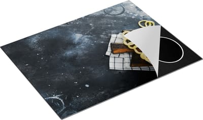 Chefcare Inductie Beschermer Uienringen op een Zwarte Betonnen Achtergrond - 77x59 cm - Afdekplaat Inductie - Kookplaat Beschermer - Inductie Mat