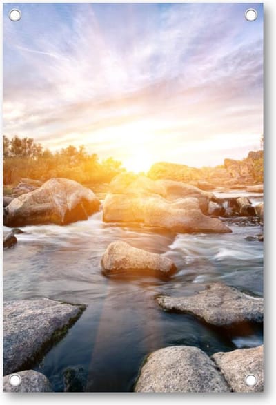 Bergrivier tussen de stenen met laagstaande zon - Tuinposter 60x90 - Wanddecoratie -
