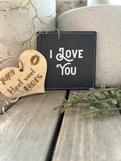 Creaties van hier – Onderzetter I love You met houten hartje – Kuntstleer – PU – 10 cm – onderzetters