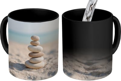Magische Mok - Foto op Warmte Mokken - Koffiemok - Stenen - Stapel - Zand - Zee - Magic Mok - Beker - 350 ML - Theemok