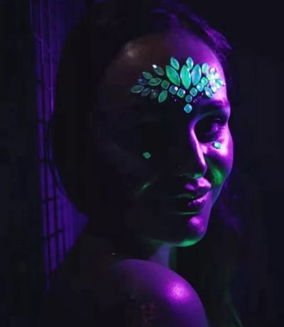 Akyol - Gezichtsjuwelen – gezichtsteentjes-glow in the dark-diamantjes-bohemian-carnaval- plak diamantjes -face jewels -diamantjes voor gezicht-bohemian feestfestival – gezichtsdecoratie – feest – decoratie - stickervel – zilver – sticker