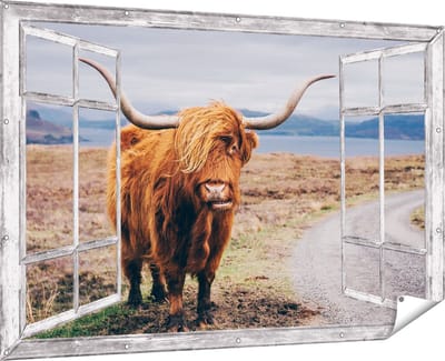 Gards Tuinposter Doorkijk Schotse Hooglander Koe op de Weg - 180x120 cm - Tuindoek - Tuindecoratie - Wanddecoratie buiten - Tuinschilderij