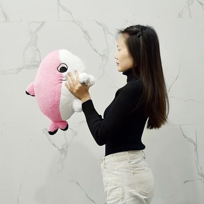 Poupée Sharkitty en Peluche 40cm Peluche Rose Douce Animal Mignon Kawaii Anime Dessin Animé Coussin de Sommeil Peluche Cadeaux d'Anniversaire Noël