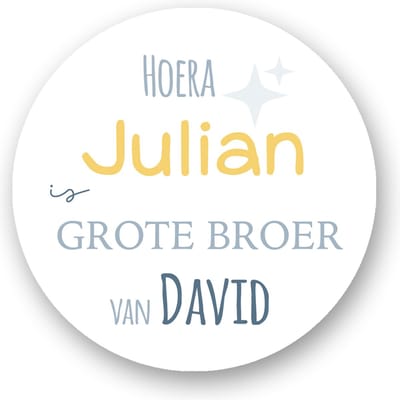25x Sluitsticker Hoera naam is grote broer van ( naam broertje ) - 40 mm - Geboorte Sticker - Sluitzegel - Sticker Geboortekaart - Baby nieuws - Trakteren Broer Zus Basisschool Kinderdagverblijf - Glossy - Sluitstickers Pimp Studio