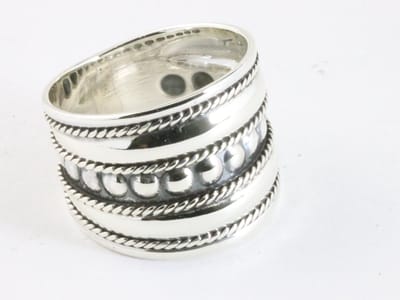 Brede zilveren ring met kabelpatronen en cirkels - maat 16.5