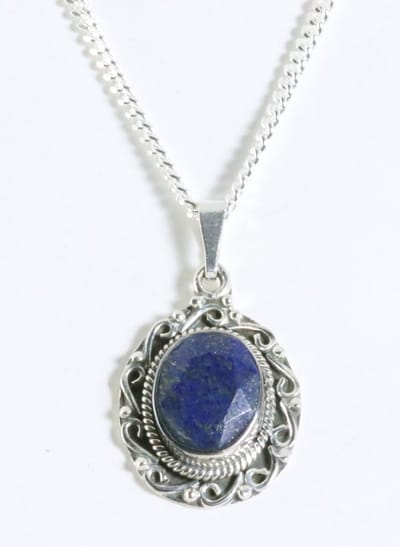 Bewerkte zilveren hanger met lapis lazuli aan ketting