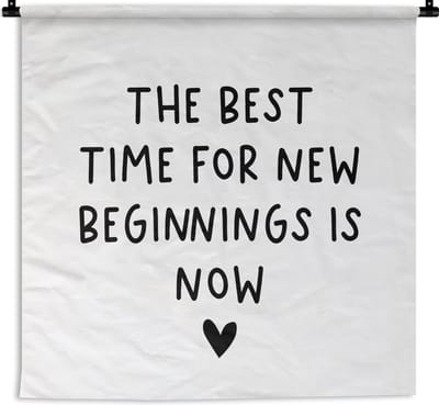 Wandkleed - Wanddoek - Engelse quote "The best time for new beginnings is now" met een hartje voor een witte achtergrond - 90x90 cm - Wandtapijt