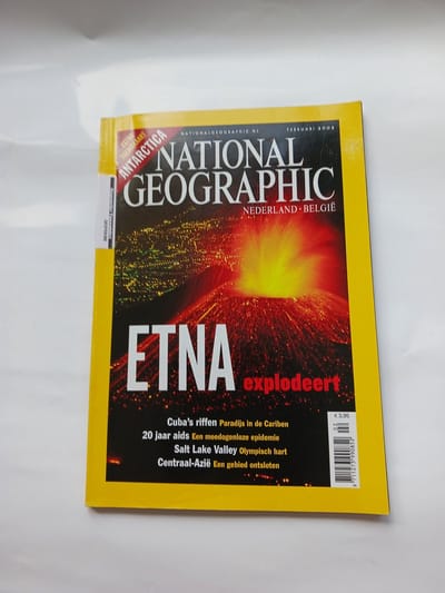 NATIONAL GEOGRAPHIC FEBRUARI 2002 EDITIE NEDERLAND TIJDSCHRIFT (ETNA EXPLODEERT)