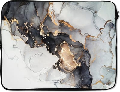 Laptophoes 17 inch - Marmer print - Zwart - Wit - Goud - Luxe - Abstract - Laptop sleeve - Binnenmaat 41x28 cm - Zwarte achterkant - Back to school spullen - Schoolspullen jongens en meisjes middelbare school - Macbook air hoes - Chromebook sleeve