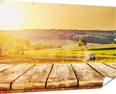 Gards Tuinposter Tractor in het Veld met Houten Planken - 180x120 cm - Tuindoek - Tuindecoratie - Wanddecoratie buiten - Tuinschilderij
