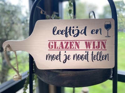 Serveerplank met tekst / Leeftijd en glazen wijn moet je nooit tellen / Sarah / 50 jaar / verjaardag / cadeau