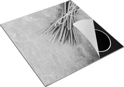 Chefcare Inductie Beschermer Sperziebonen op Grijze Marmer - Zwart Wit - 78x78 cm - Afdekplaat Inductie - Kookplaat Beschermer - Inductie Mat