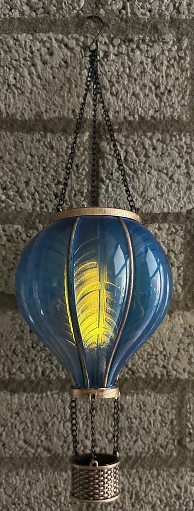 Decoratieve solarlamp luchtballon " met flame LED " - blauw - kunststof - hangend model - hoogte 37 x dia 11 cm - Tuindecoratie - Tuinverlichting