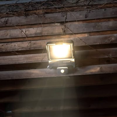 OSRAM ENDURA FLOOD PC 50W LED-schijnwerper met sensor, 4000K, 5000 lumen, IP44 IR-detector voor schijnwerpers, instelbaar bereik tot 9 m, donkergrijs