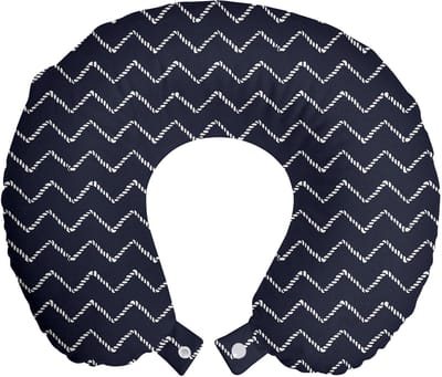 ABAKUHAUS Marineblauw reiskussen met neksteun, zigzagpatroon in chevronvorm, schuimrubberen reisaccessoire voor vliegtuig en auto, marineblauw-wit